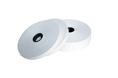 Las cajas arrinconan la cinta adhesiva de papel de Kraft del color blanco para la máquina que pega de la esquina